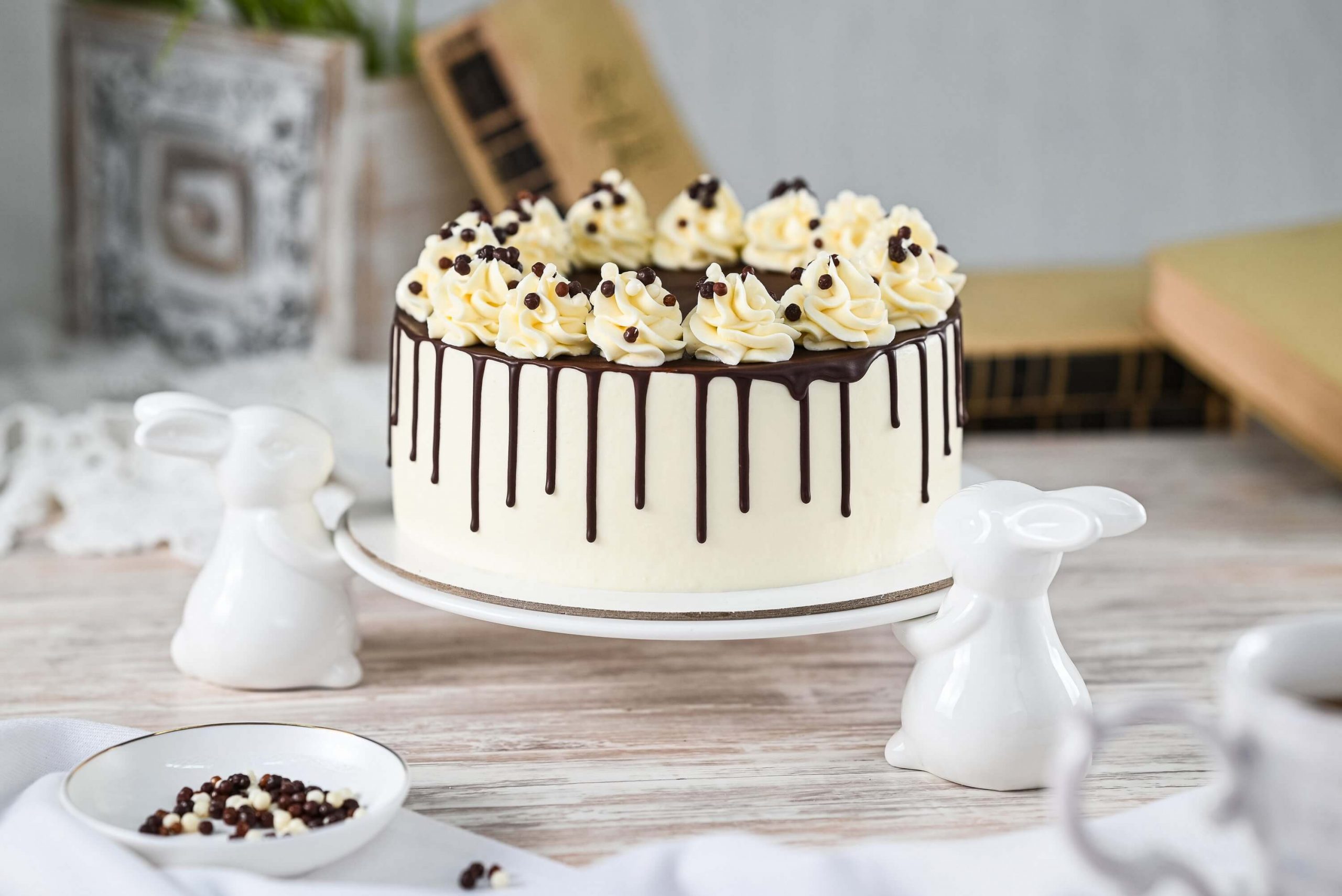 Шоколадный торт с кремом чиз и вишней — рецепт с фото